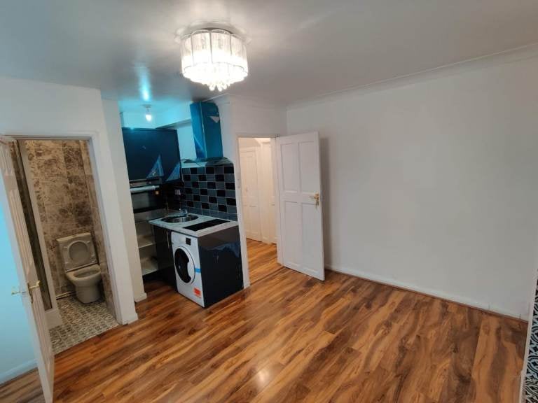 Flat Prince Henry Road in Greater London