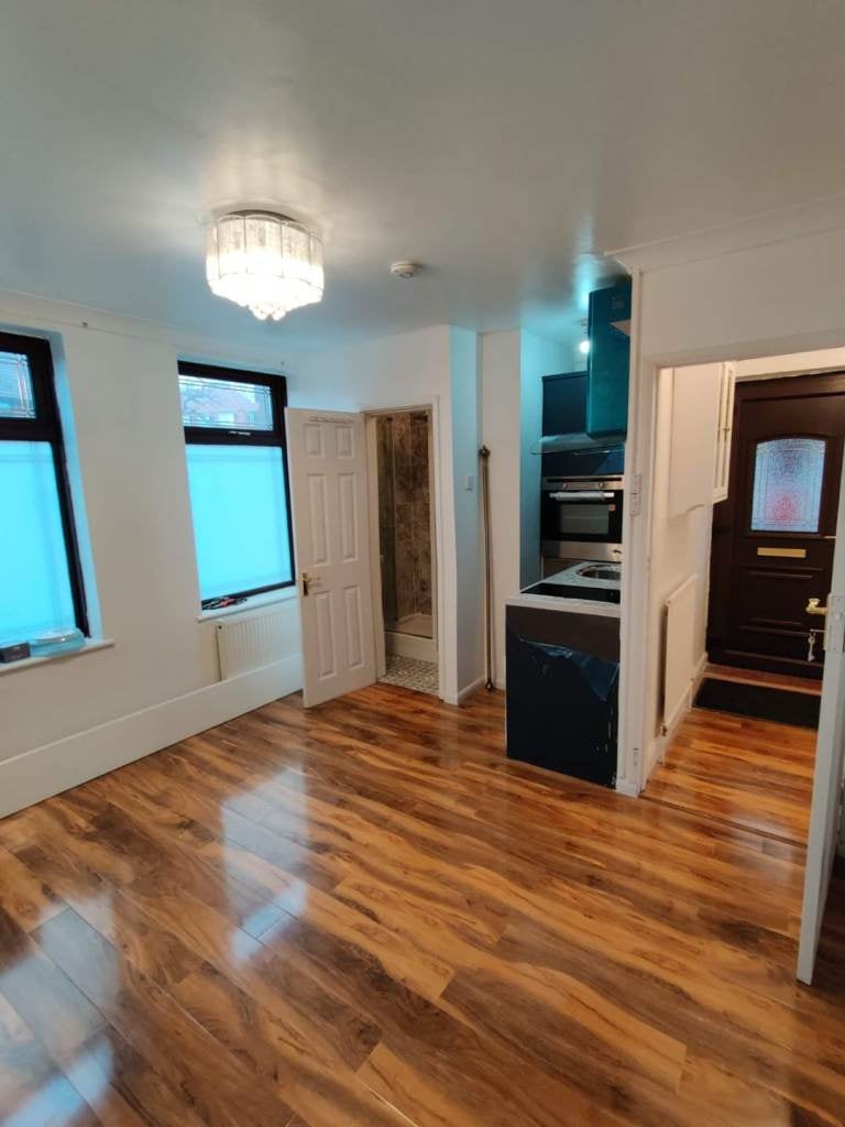Flat Prince Henry Road in Greater London