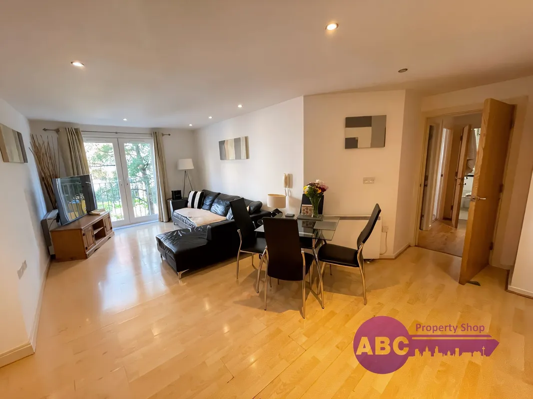 Flat Elmira Way in Salford