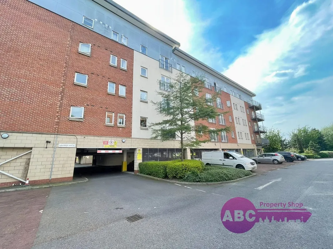 Flat Elmira Way in Salford