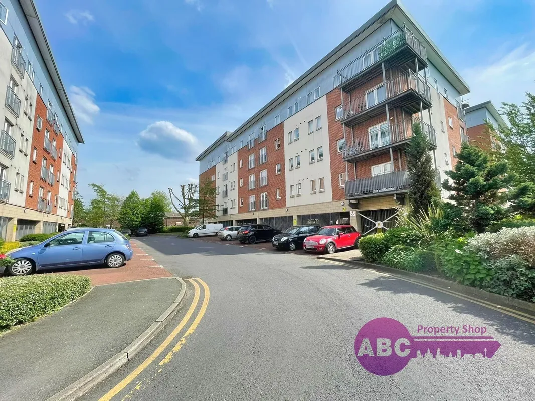 Flat Elmira Way in Salford