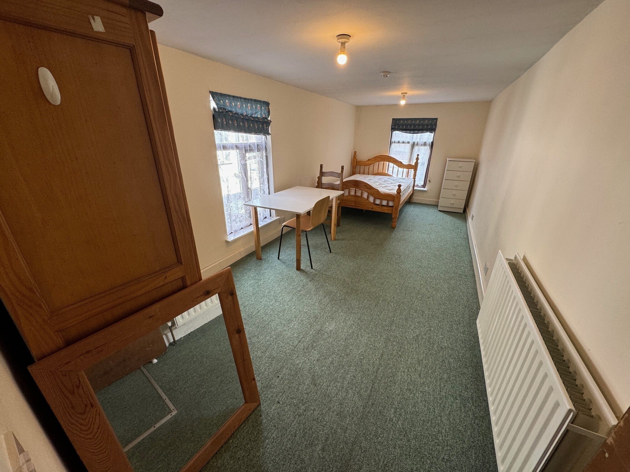 Room Fishponds Road in Bristol