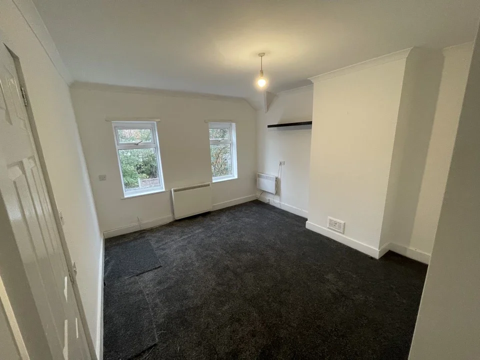 Flat Holgate Road in Greater London