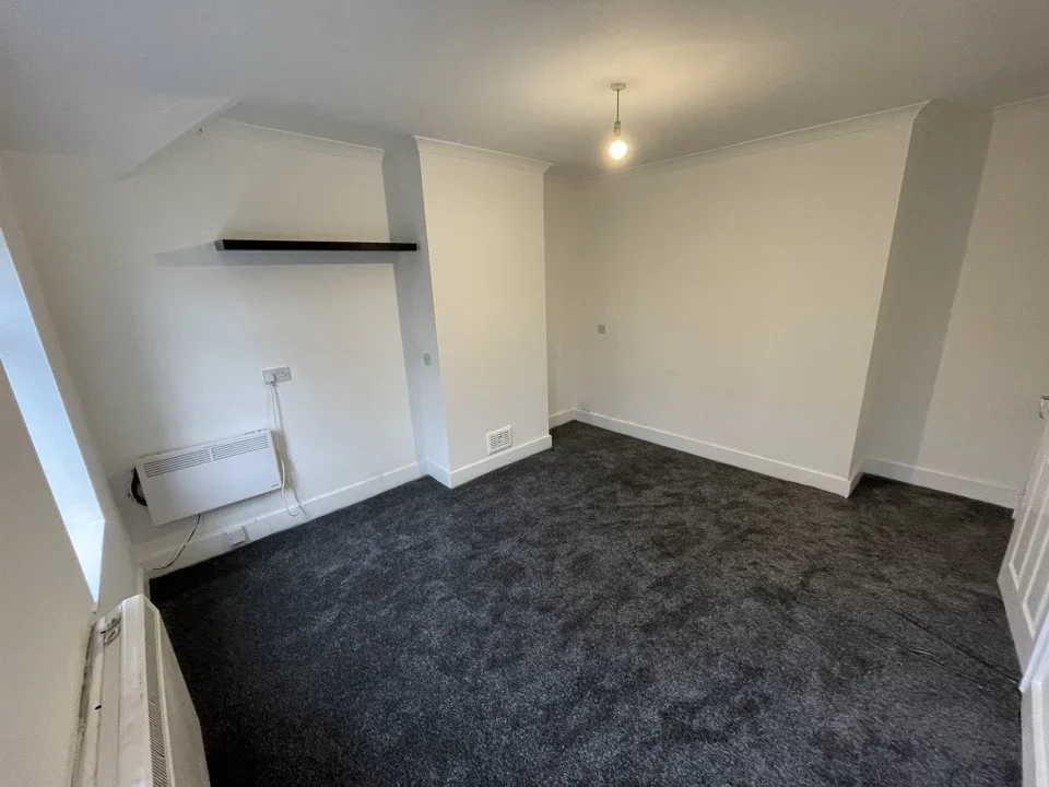 Flat Holgate Road in Greater London