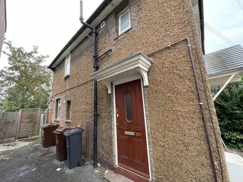 Flat Holgate Road in Greater London