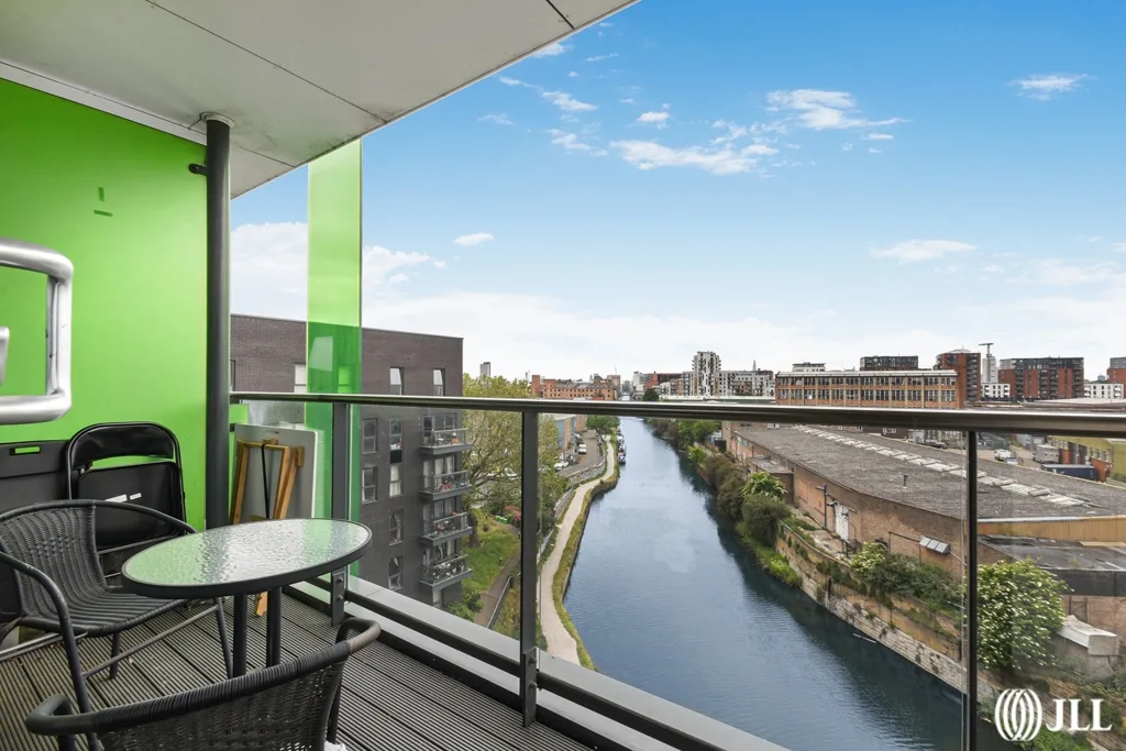 Flat Teviot Street in Greater London