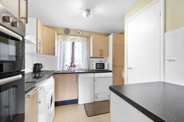 Flat Coniston Close in London