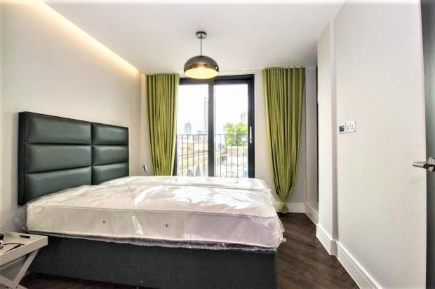 Flat Penrose Street in Greater London