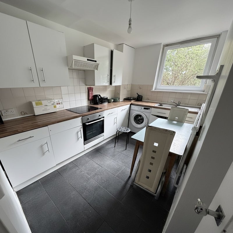 Room Millender Walk in Greater London