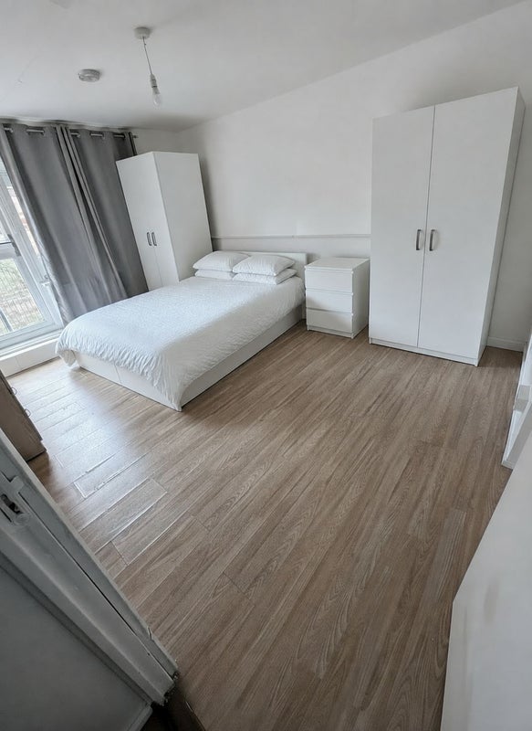 Room Millender Walk in Greater London