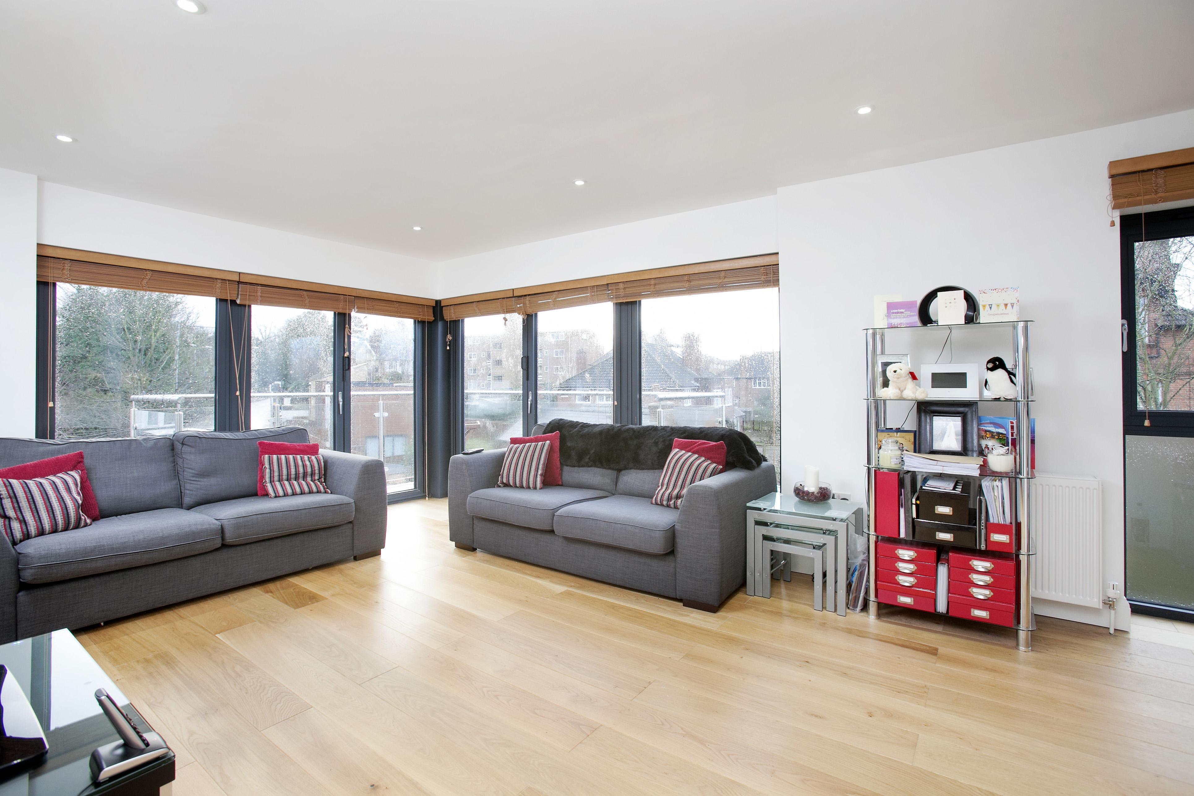 Flat Surbiton Hill Road in Greater London