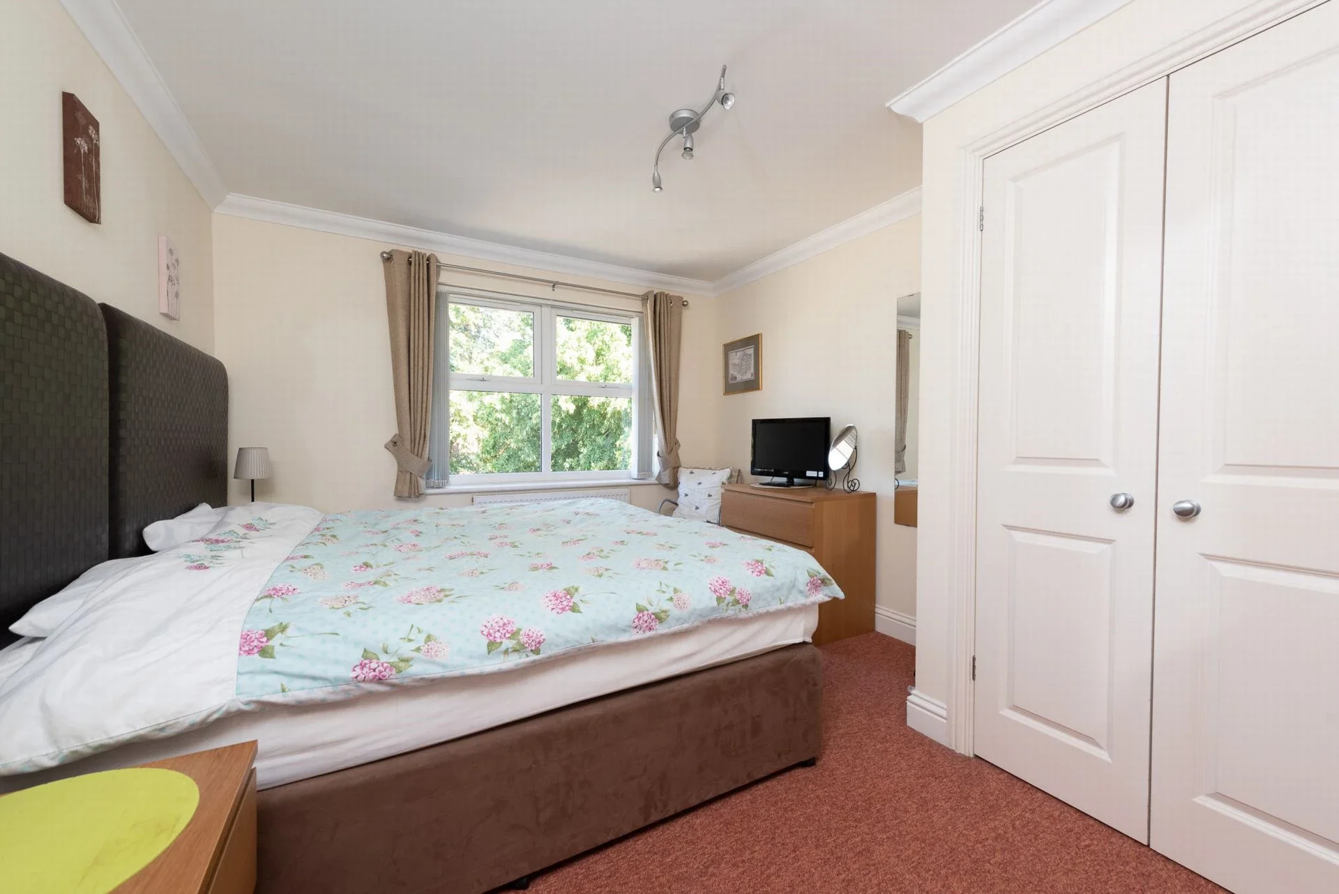 Flat Guildford Road East in Rushmoor