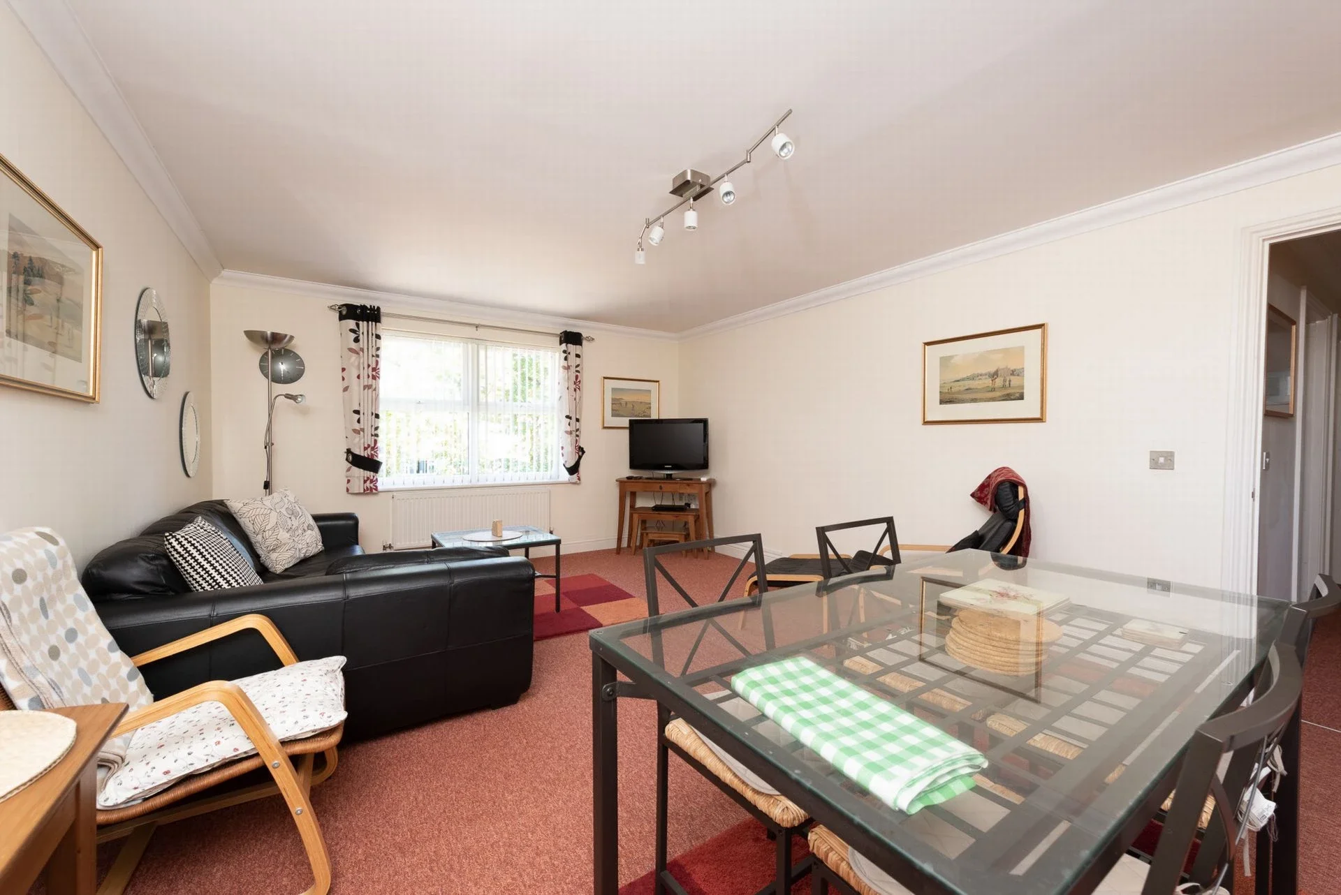 Flat Guildford Road East in Rushmoor