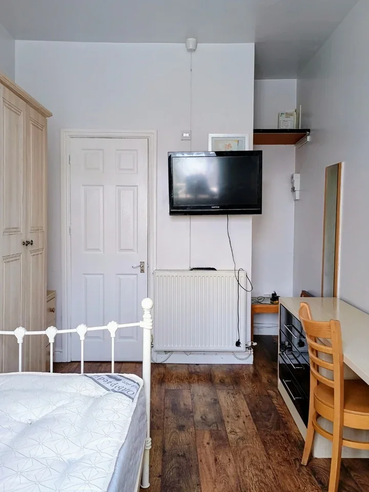 Room Stourbridge Road in Brierley Hill