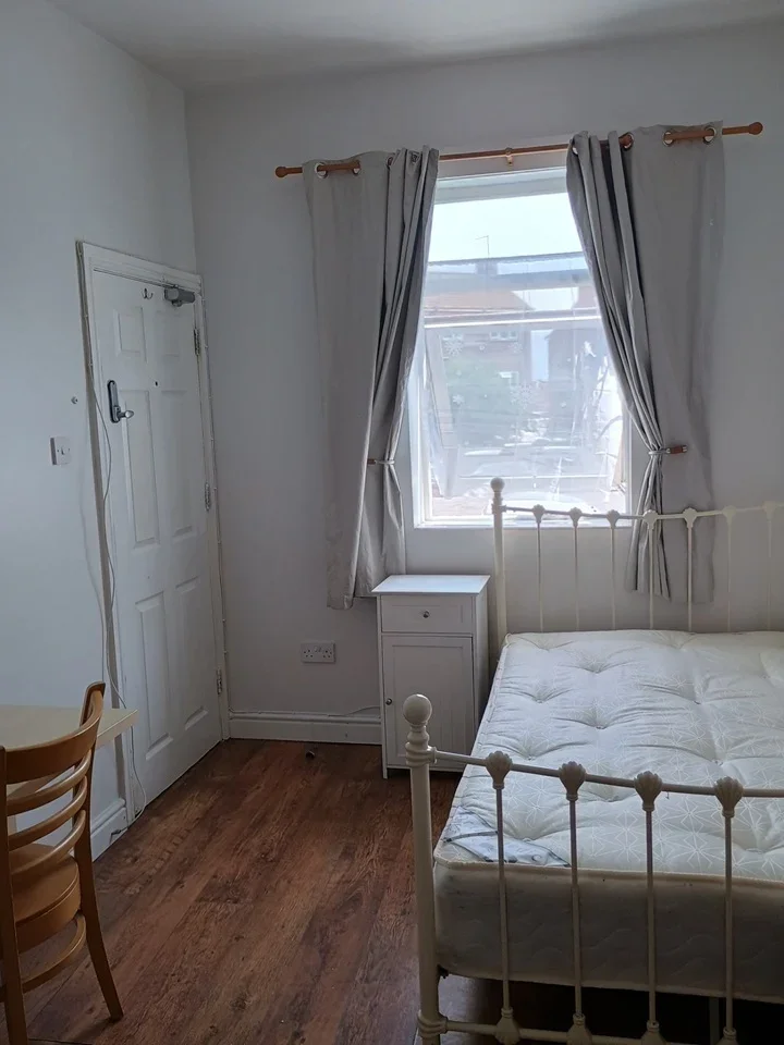 Room Stourbridge Road in Brierley Hill