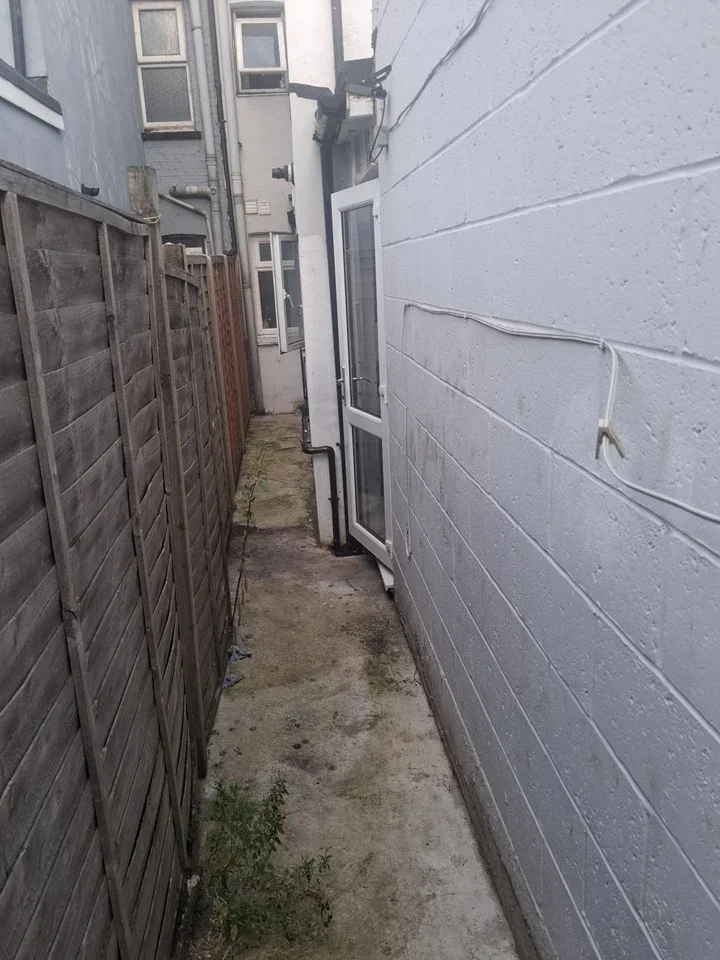 Flat Bensham Lane in Greater London