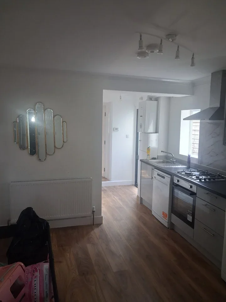 Flat Bensham Lane in Greater London