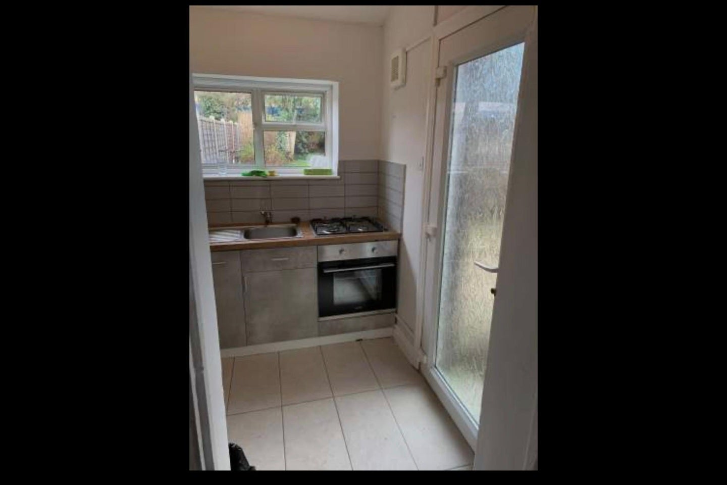 Room Carlyle Road in Greater London