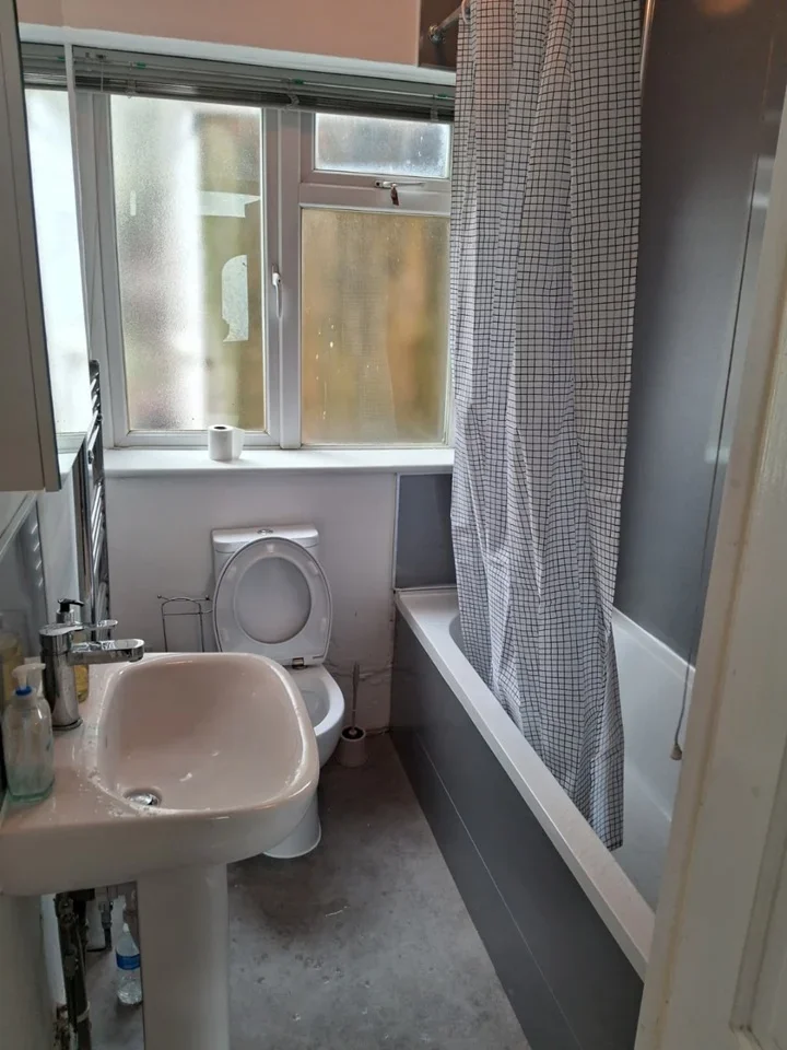 Room Carlyle Road in Greater London