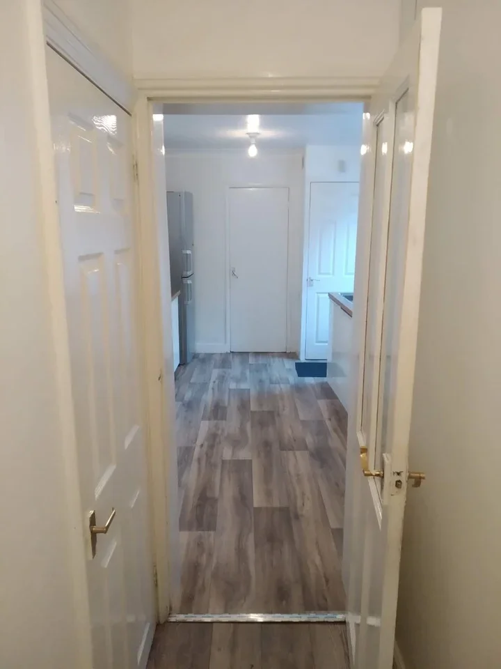 Room Ledger's Road in Slough