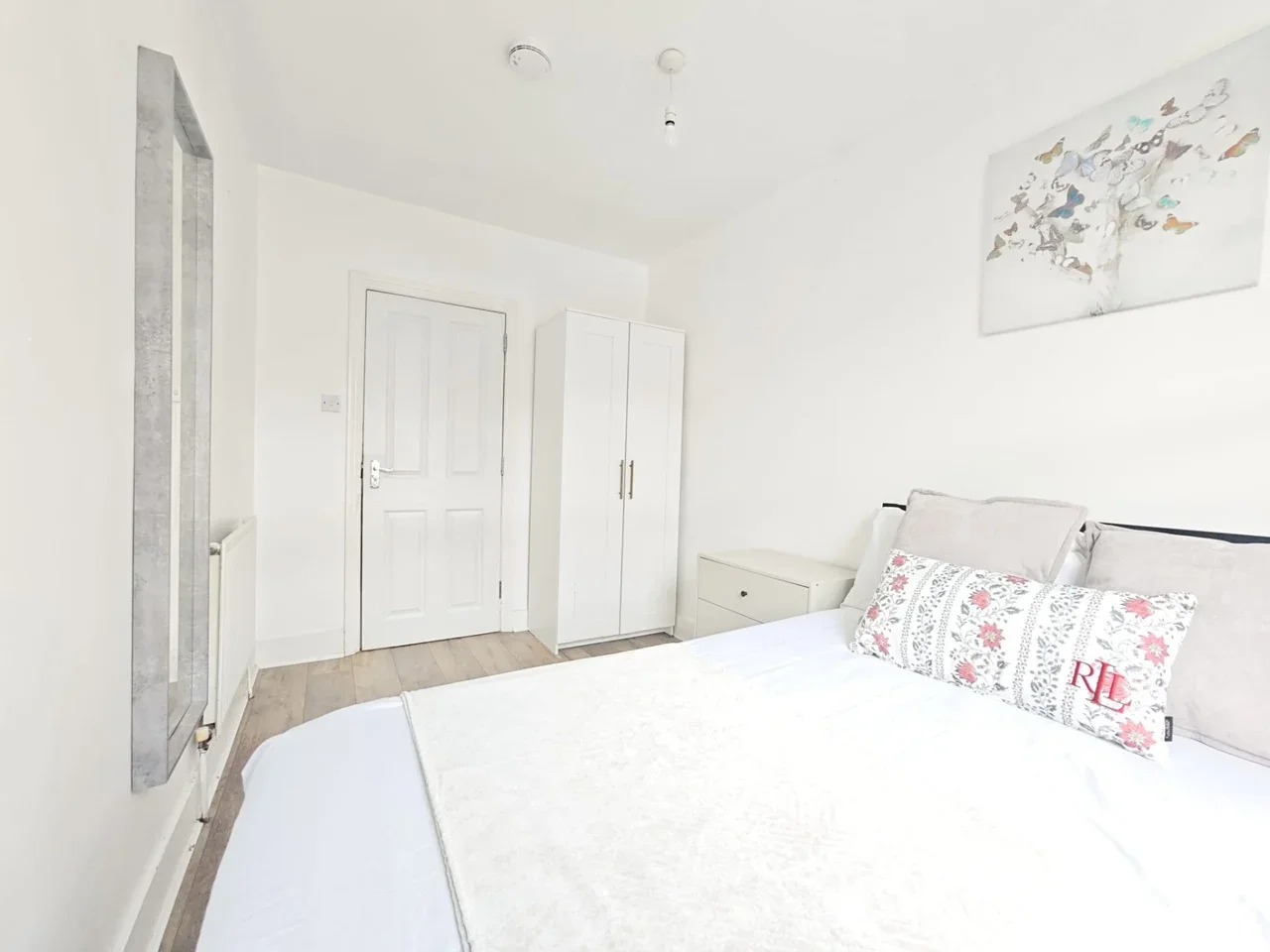 Room Ledger's Road in Slough