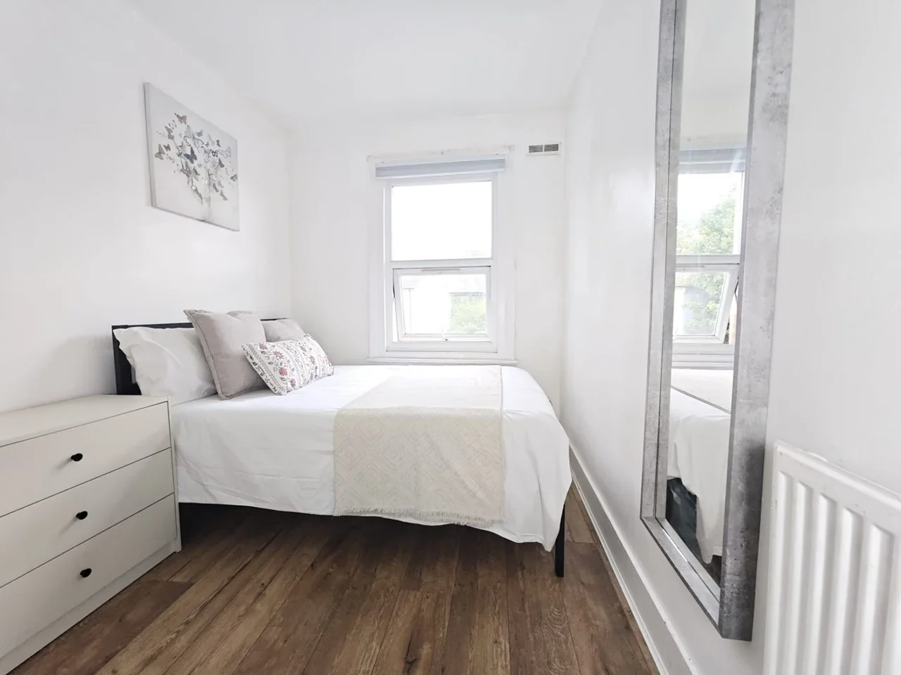 Room Ledger's Road in Slough