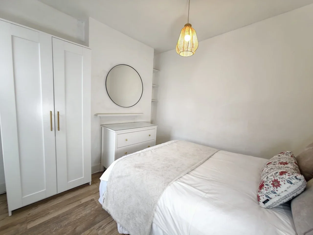 Room Ledger's Road in Slough