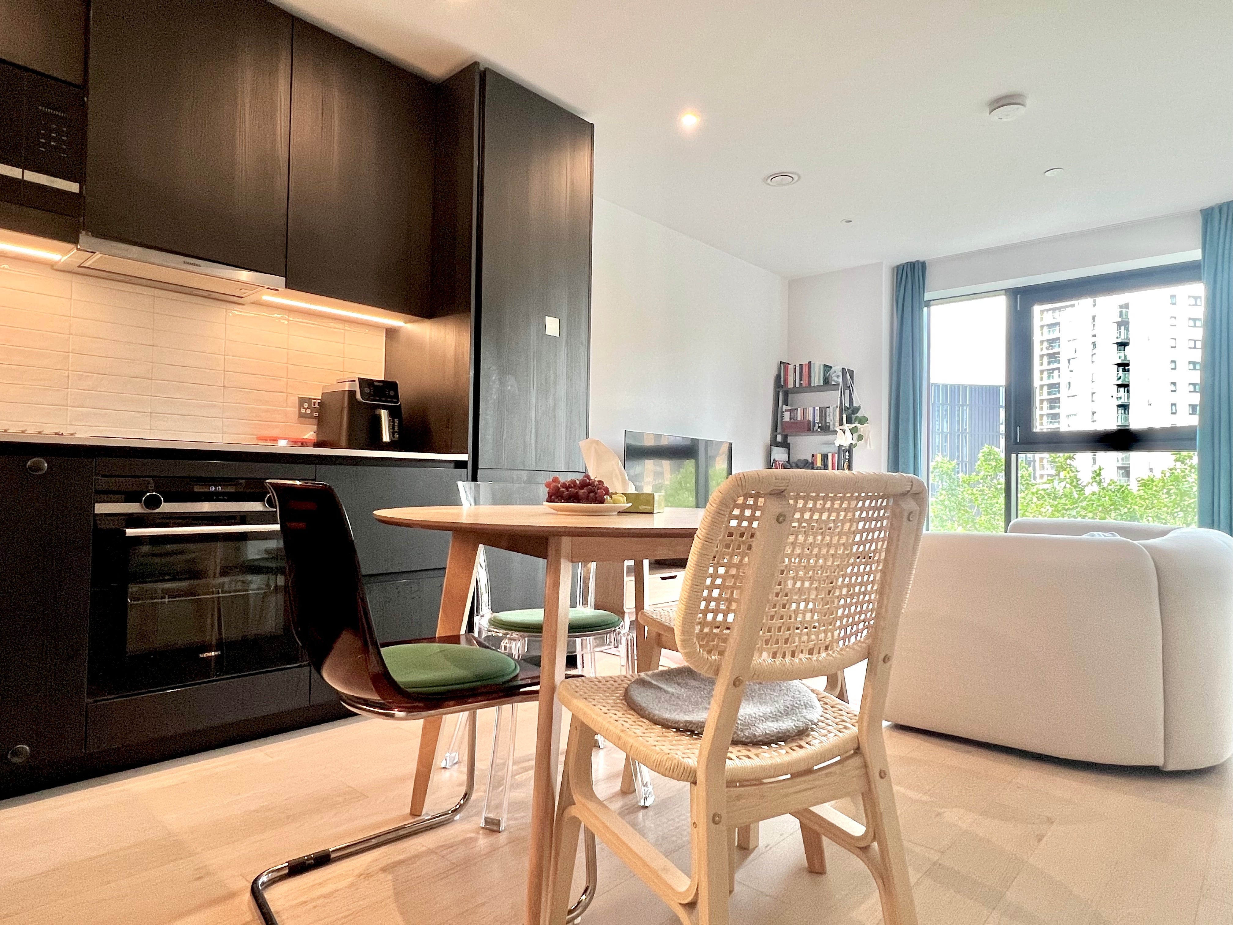 Flat Date Street in Greater London