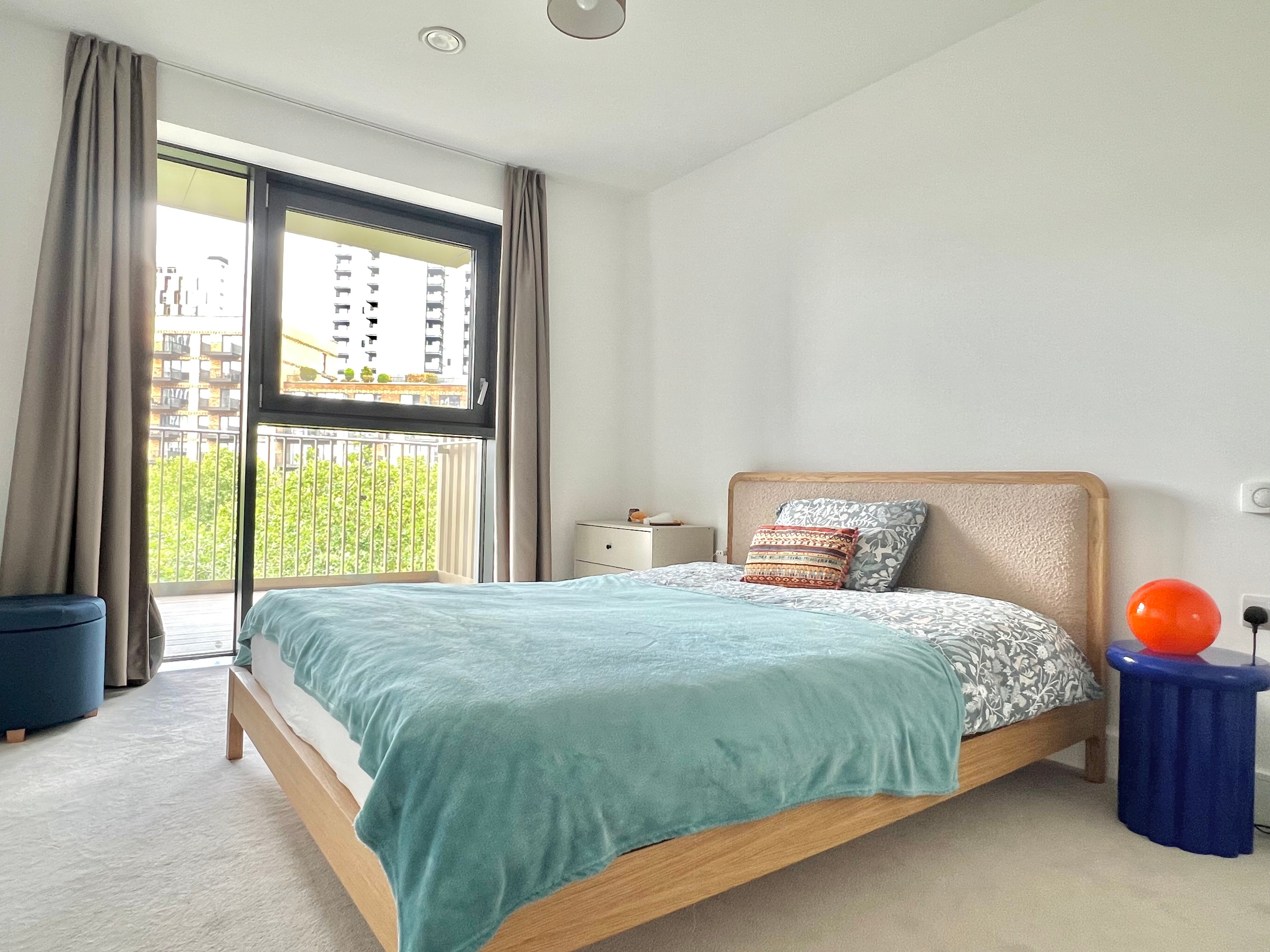 Flat Date Street in Greater London