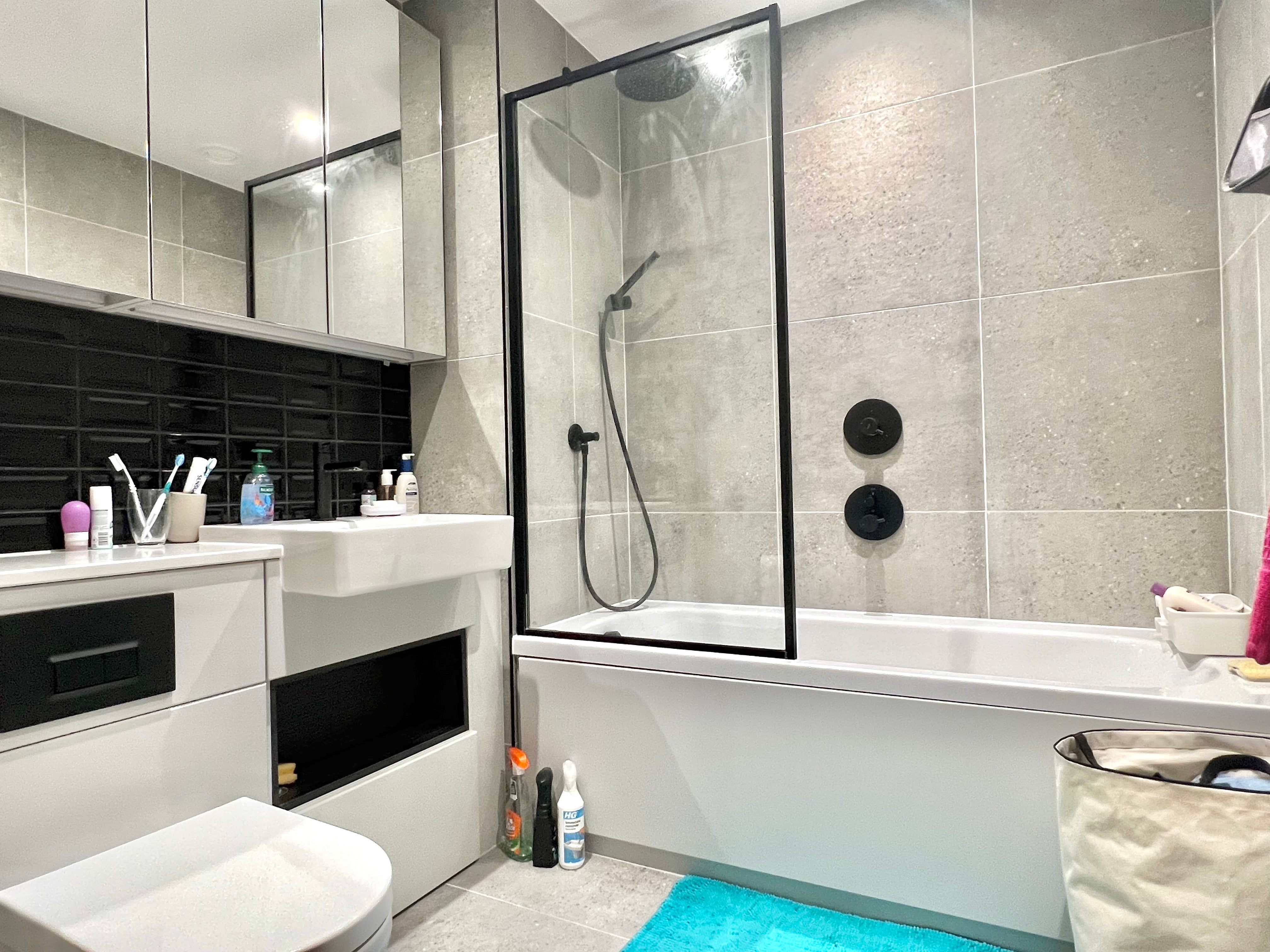 Flat Date Street in Greater London