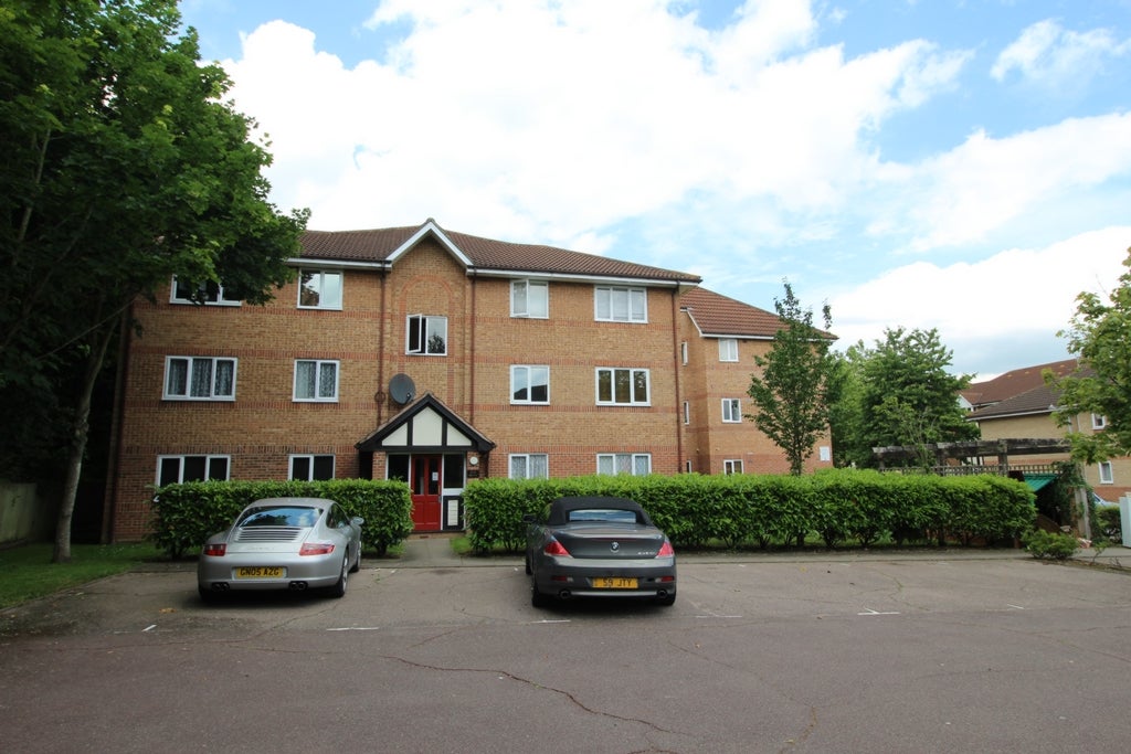 Flat Centre Drive in Epping Forest