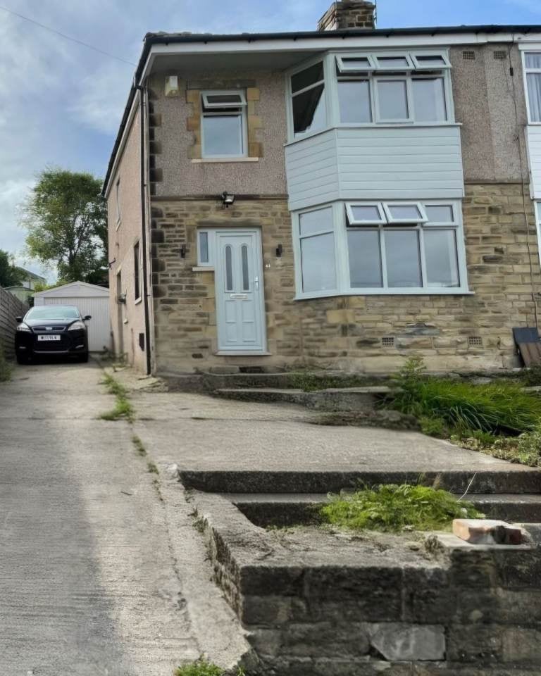 House Leafield Avenue in Bradford