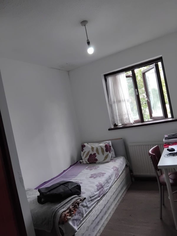 Room Brownlow Road in Greater London