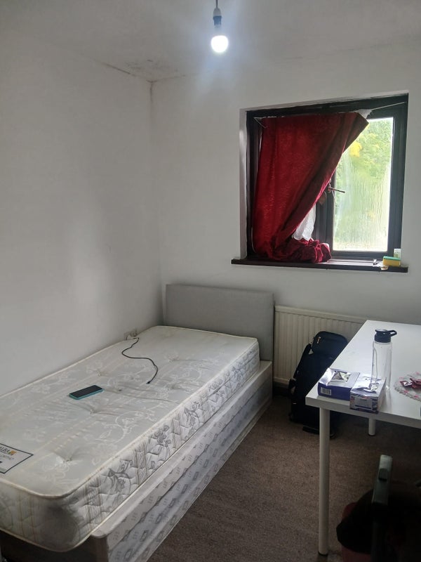 Room Brownlow Road in Greater London
