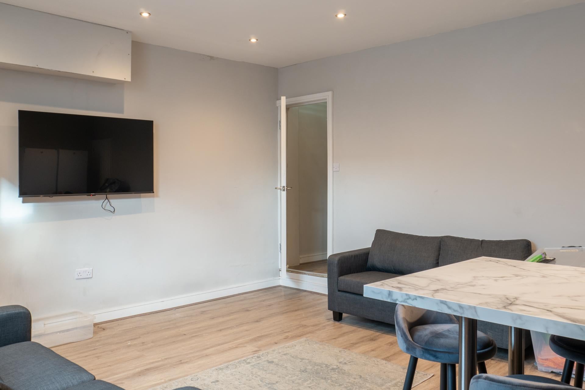 Flat Regent Terrace in Leeds
