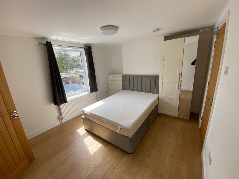 Room Burlington Road in Greater London