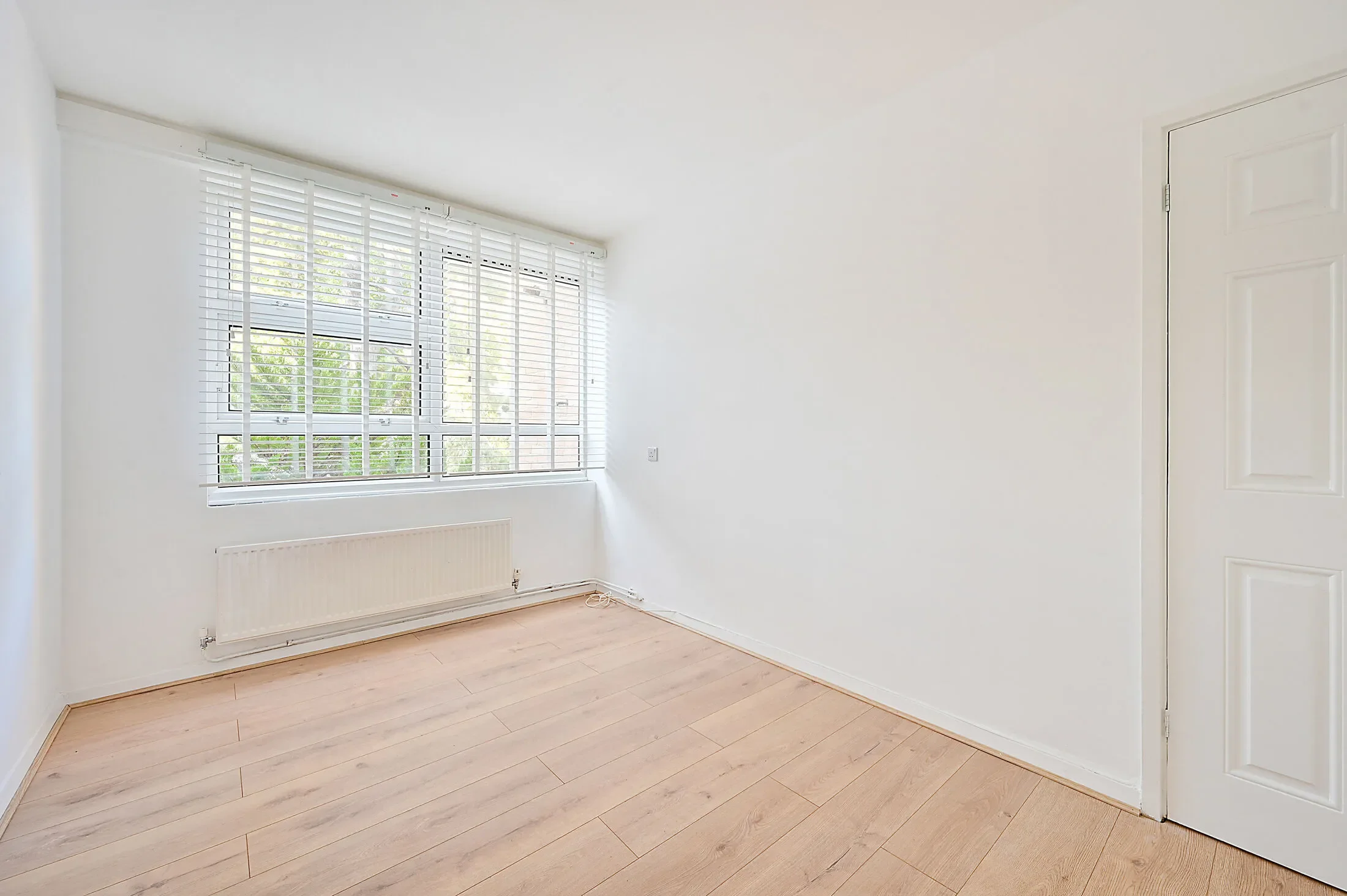 Flat Broom Road in Greater London