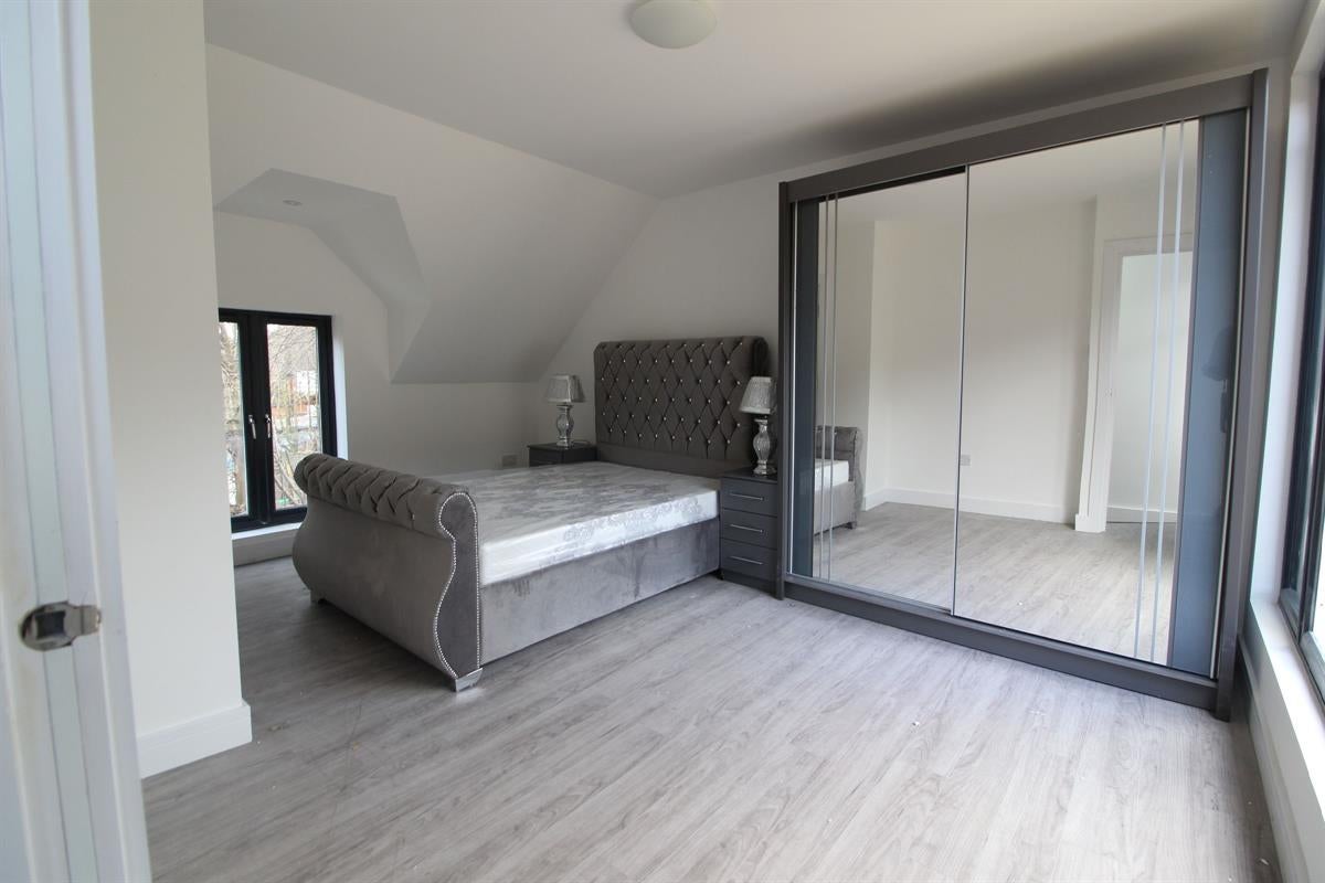 Flat Westwell Road in London