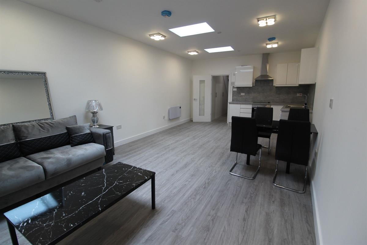 Flat Westwell Road in London