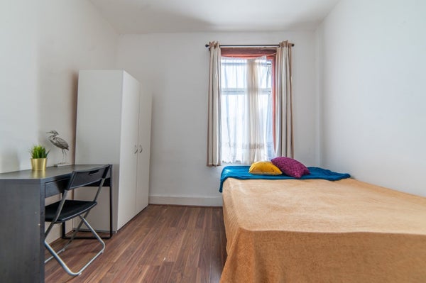 Room Studley Road in London
