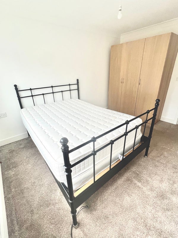 Flat Godstone Road in Greater London
