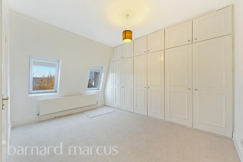 Flat Crabtree Lane in Greater London