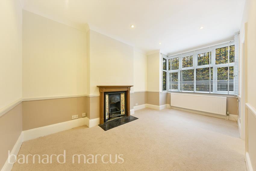 Flat Crabtree Lane in Greater London