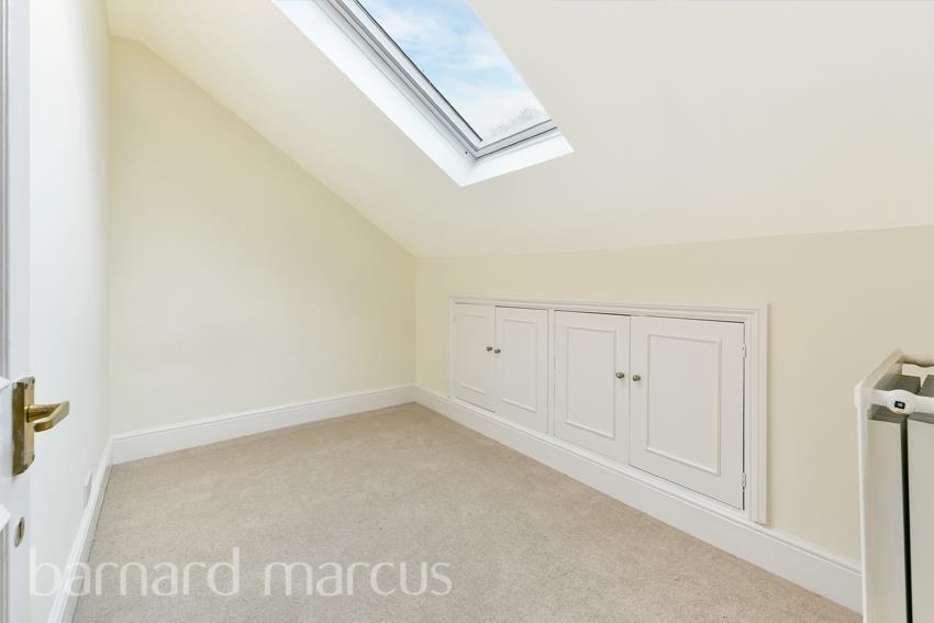 Flat Crabtree Lane in Greater London