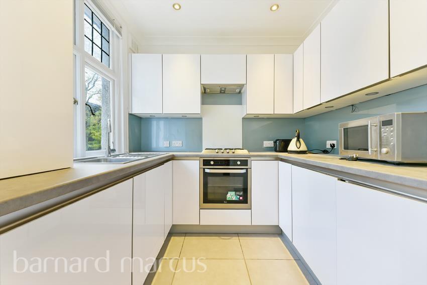 Flat Crabtree Lane in Greater London