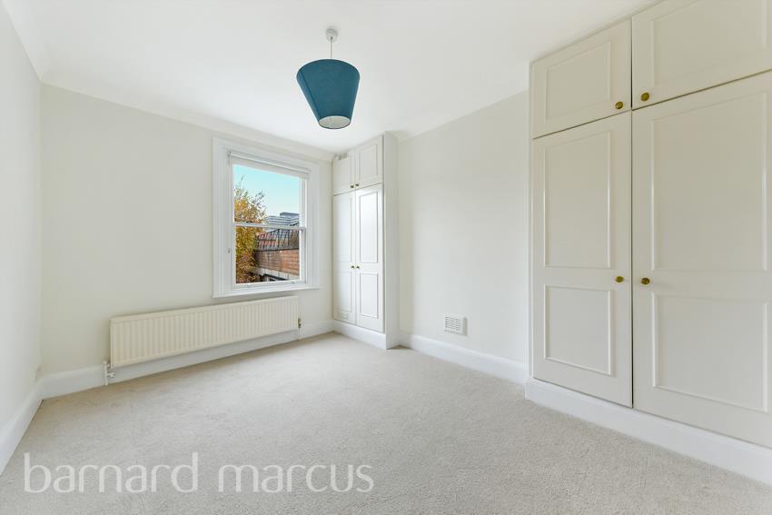 Flat Crabtree Lane in Greater London
