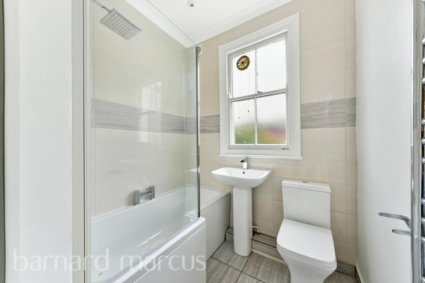 Flat Crabtree Lane in Greater London