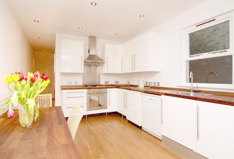 Flat Broomwood Road in Greater London
