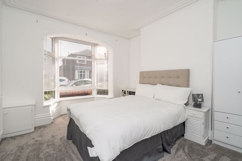 Room Conway Avenue in Bolton