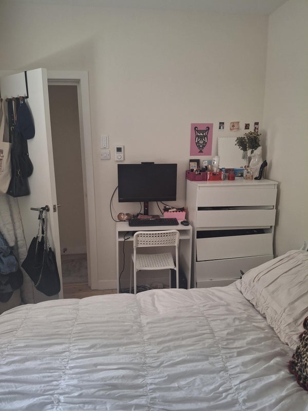 Room Brenthouse Road in Greater London